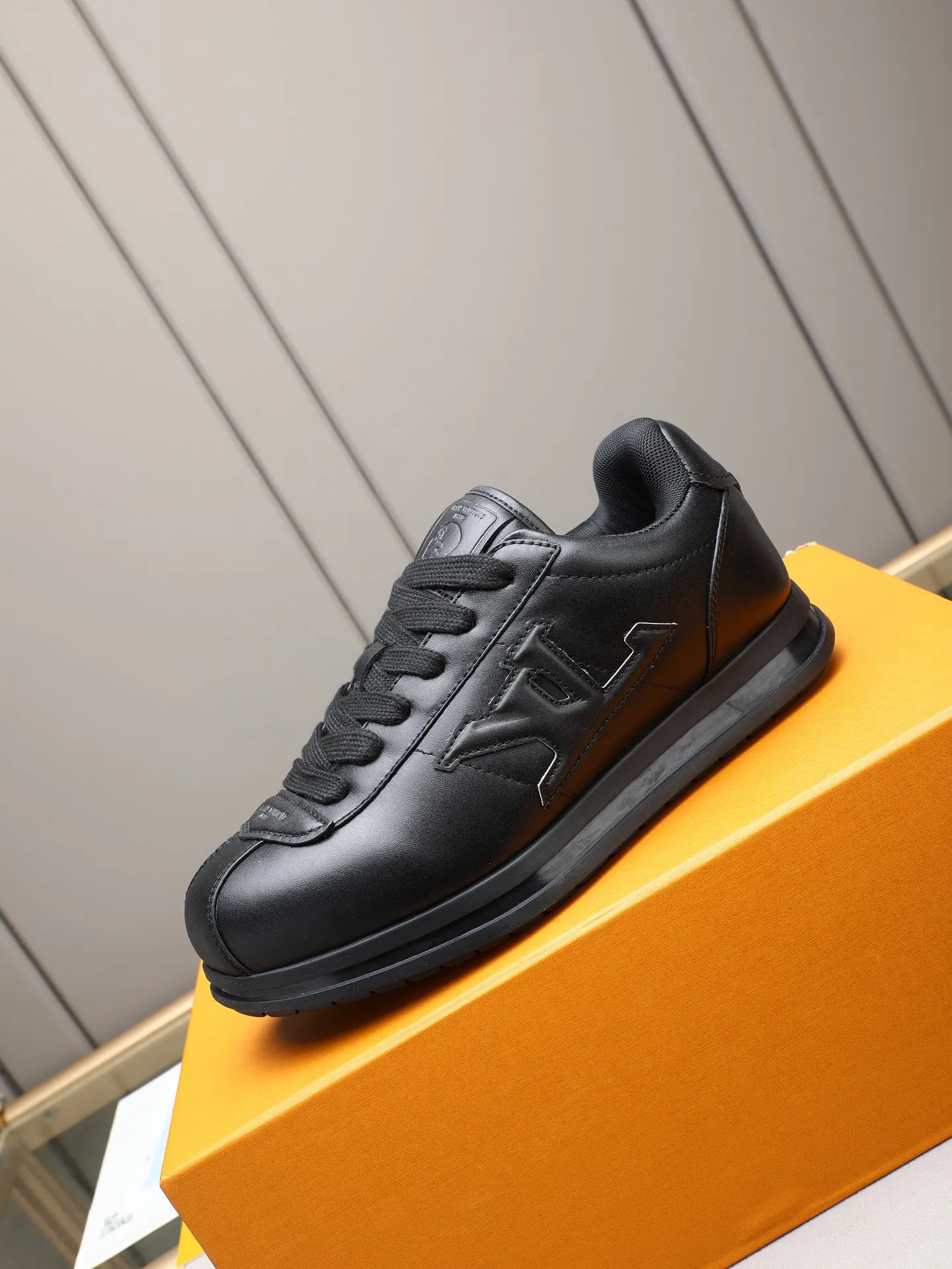 PP560 LV Louis Vuitton L Jialu Brand Runner Tatic Series Thick-soled Casual Sports Shoes Running Shoes Original purchase, development and production This LV Runner Tatic sports shoe combines technical materials such as mesh fabric and ribbons to interpret the inspiration of traditional mountaineering shoes. LV letters are written on one side, the lariat buckle of the quick lacing system is embellished with Monogram flowers and Louis Vuitton logos, and the light and wear-resistant rubber outsole completes the whole. ▪️Fabric: Original imported cowhide + mesh ▪️Inner lining: Original customized breathable mesh ▪️Sole: Original open-molded anti-slip rubber combination material ▪️Size: Men's 38-44 (customized for 45 and 46)